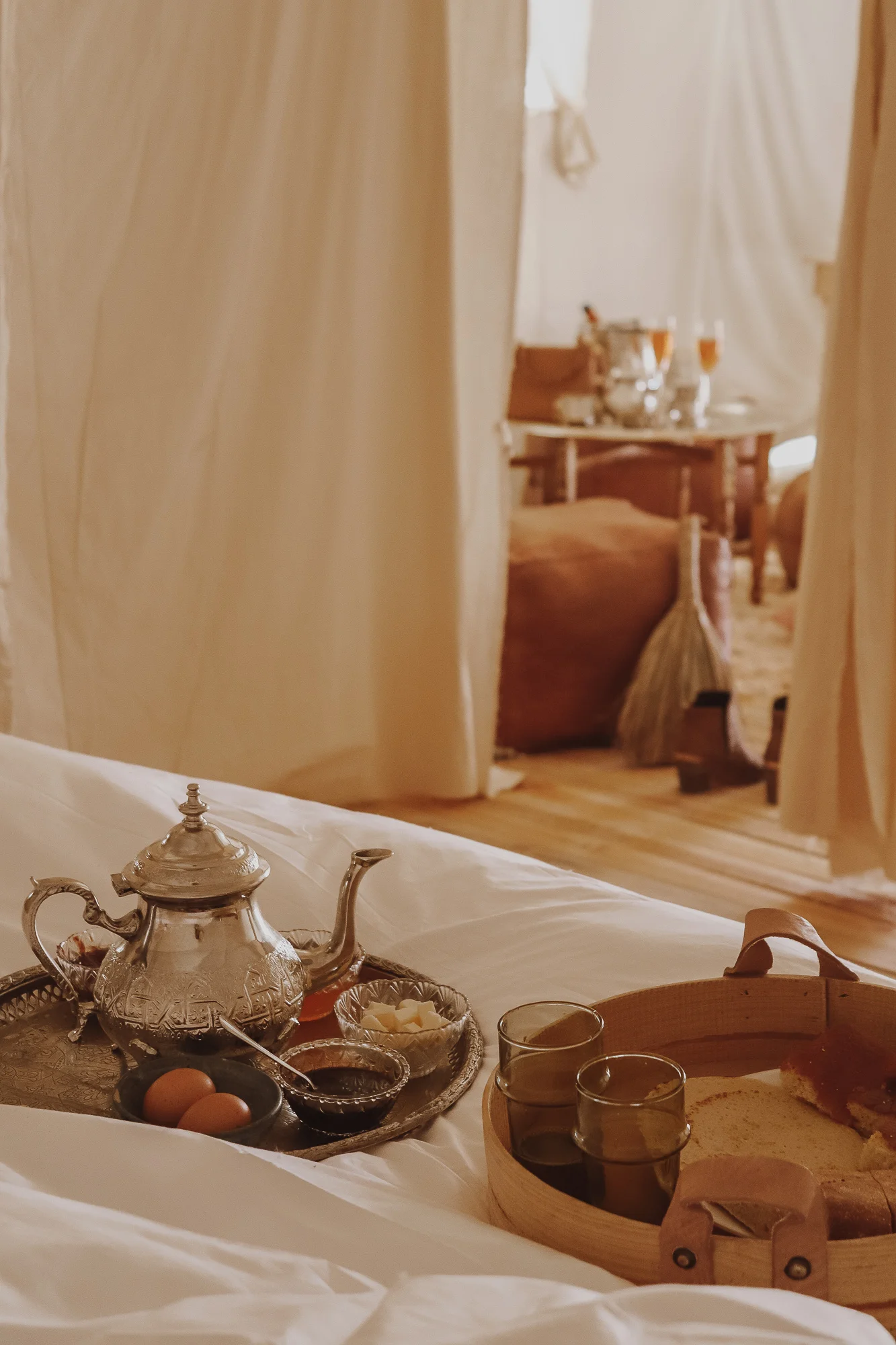 Outdoor desert dining setup at Umnya